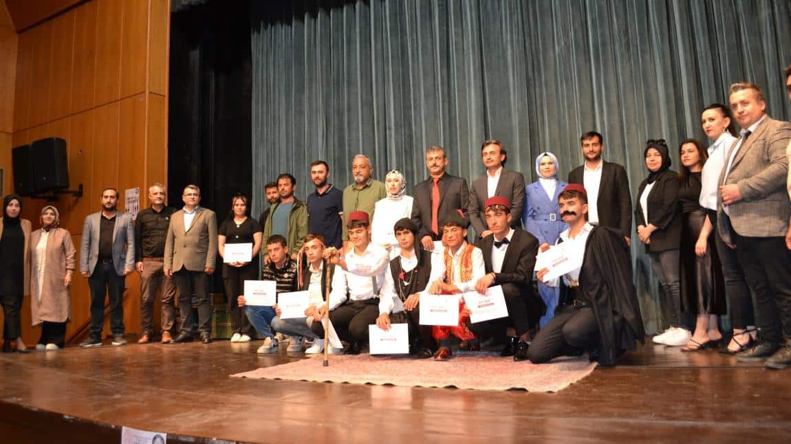 Okulumuzda Tiyatro Coşkusu: “Damat Adayları” Ayakta Alkışlandı!
